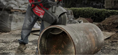 ใช้เครื่องมือช่างกลางแจ้ง