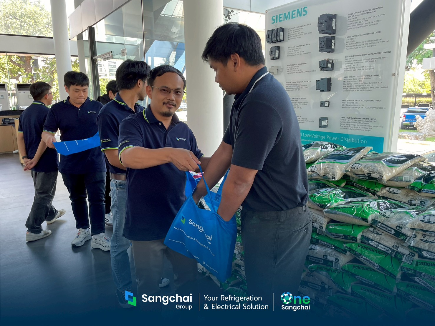 ส่งต่อพลังใจ ช่วยเหลือผู้ประสบอุทกภัยน้ำท่วม